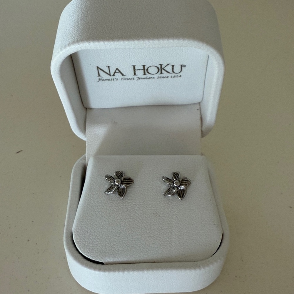 Na Hoku Silver Floral Stud Earrings